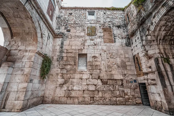 Split, Hırvatistan - 15 Ağustos 2020: Eski kentteki Diocletian Sarayı 'nın altın kapı girişindeki antik taş duvar — Stok fotoğraf