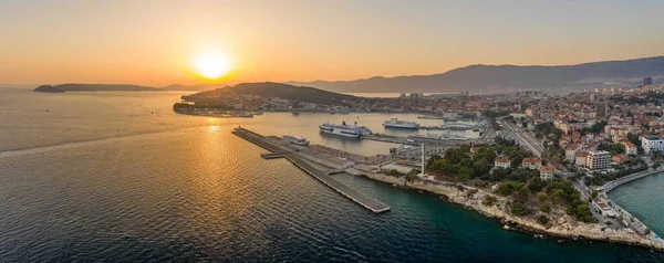 Panoramiczny widok z lotu ptaka na Split Ferry Port z zachodem słońca nad horyzontem w lecie Chorwacja — Zdjęcie stockowe