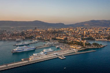 Split, Hırvatistan - 13 Ağustos 2020: Gün batımında feribot limanının insansız hava aracı görüntüleri