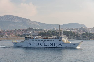 Split, Hırvatistan - 15 Ağustos 2020: Gemi feribotu sabah erken saatlerde eski kasaba limanından ayrıldı