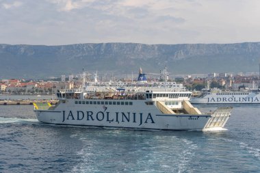 Split, Hırvatistan - 15 Ağustos 2020: Gemi feribotu sabah erken saatlerde eski kasaba limanından ayrıldı