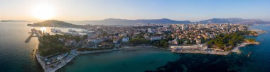Split, Hırvatistan - 13 Ağustos 2020: Yazın günbatımında Bavice şehir plajının hava panoramik insansız hava aracı görüntüleri