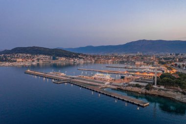 Split, Hırvatistan - 14 Ağustos 2020: Monring 'de güneş doğmadan önce eski kentteki Feribot Limanı' nın insansız hava aracı görüntüleri