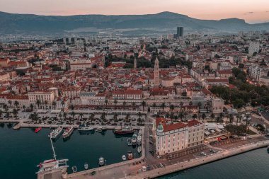 Hırvatistan 'da sabah güneş doğmadan önce eski kentteki Diocletian Sarayı' nın boş Riva sokağıyla bölünmüş insansız hava aracı görüntüleri
