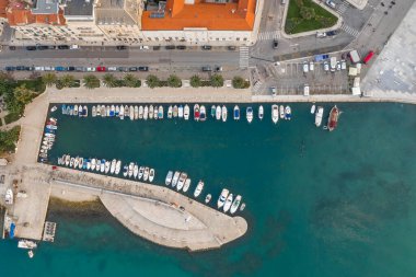 Hırvatistan 'ın Dalmaçya kentindeki Split eski kasabasındaki marina limanının hava manzarası