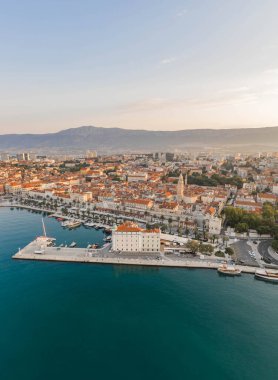 Hırvatistan 'da güneş doğarken Split' in eski Diocletian Sarayı 'nın insansız hava aracı görüntüleri