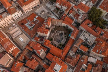 Hırvatistan 'da gün doğumunda Split' in eski kasabasındaki Roma harabelerinin insansız hava aracı görüntüleri