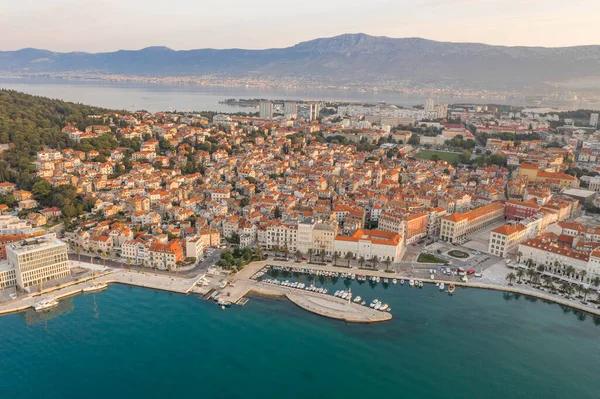 Hırvatistan 'ın Split eski kentinde güneş doğarken Cumhuriyet Meydanı' nın insansız hava aracı görüntüleri — Stok fotoğraf