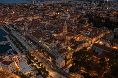 Hırvatistan 'da güneş doğmadan önce ışıklarla Split eski kasabasında bulunan Diocletian Sarayı' nın hava aracı görüntüleri