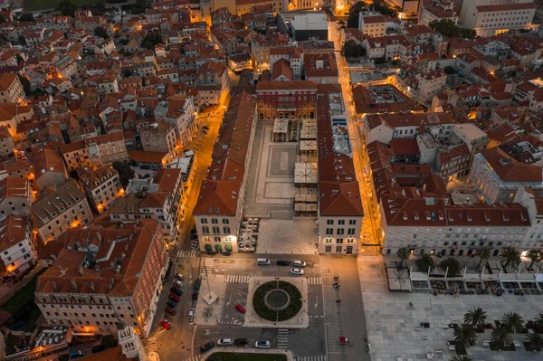 Hırvatistan 'da güneş doğmadan önce Split' in eski kasabasında hava kararmadan önce boş cumhuriyet meydanının Riyva ışıklarıyla insansız hava aracı görüntüleri