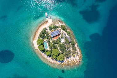 Hırvatistan 'ın Galesnjak Adası yakınlarındaki Dalmaçya Adriyatik Denizi' ndeki Mala Bisaga Adası 'nın hava manzarası