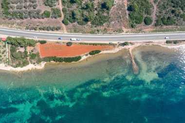 Dalmaçya 'daki Galesnjak adası yakınlarındaki Adriyatik kıyı şeridine insansız hava aracı görüntüsü