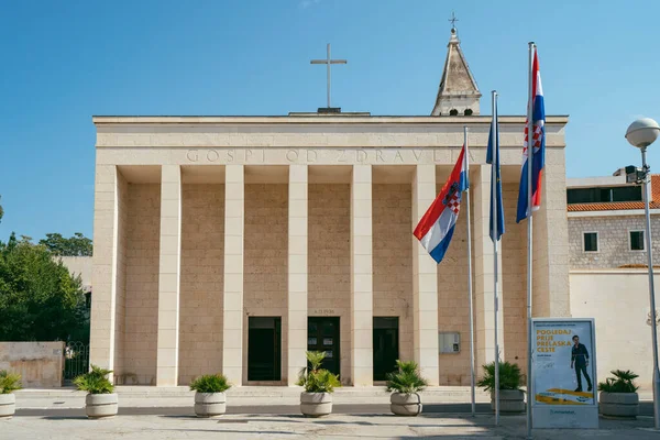 Split, Hırvatistan - 14 Ağustos 2020: Mermer Meryem Ana Manastırı 'nın modern stili — Stok fotoğraf