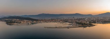 Sabah erken saatlerde güneş doğmadan önce Split eski kasabasında feribot iskelesinin hava panoramik görüntüsü.