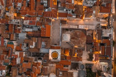 Diocletian Palace St. Domnius 'un güneş doğmadan önce Split Hırvatistan' da havadan çekilmiş insansız hava aracı görüntüleri