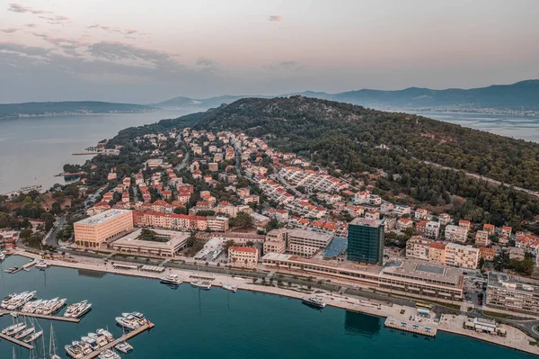 Hırvatistan 'da gün doğumu saatinde Split' teki Marjan tepesindeki binaların insansız hava aracı görüntüleri — Stok fotoğraf