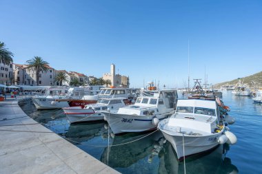 Komiza, Hırvatistan - 16 Ağustos 2020: Güneşli öğleden sonra eski kasaba liman manzarası