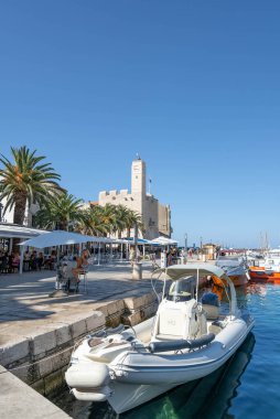 Komiza, Hırvatistan - 16 Ağustos 2020: Güneşli öğleden sonra eski kasaba liman manzarası