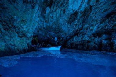 Bisevo, Hırvatistan - 16 Ağustos 2020: Komiza adası yakınlarındaki sakin mavi mağaraya tekneyle giren turistler