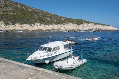 Bisevo, Hırvatistan - 16 Ağustos 2020: Yazın mavi mağara limanında tur rehberi sürat teknesi