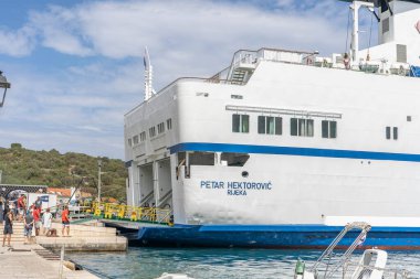 Vis, Hırvatistan - 18 Ağustos 2020: Yazın eski limanda turist feribotu