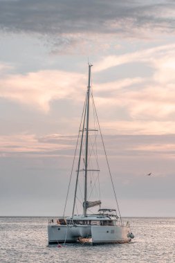 Komiza, Hırvatistan - 17 Ağustos 2020: Yazın Adriyatik adasında katamaran avlayan adam