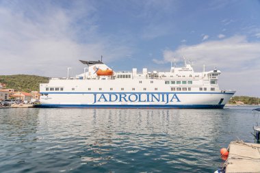 Vis, Hırvatistan - 18 Ağustos 2020: Yazın eski limanda turist feribotu