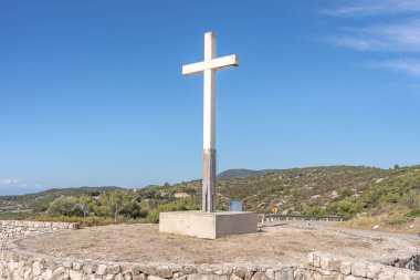 Vis, Hırvatistan - 19 Ağustos 2020: Savaş anıtındaki adanın tepesinde beyaz ahşap haç