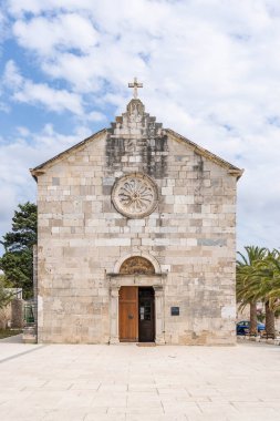 Vis, Hırvatistan - 18 Ağustos 2020: Eski kasaba yarımadasındaki St. Jeronima Kilisesi cephesi