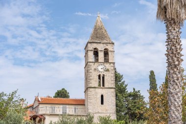 Vis, Hırvatistan - 18 Ağustos 2020: Eski kasaba yarımadasındaki St. Jeronima kilisesinin saat kulesi