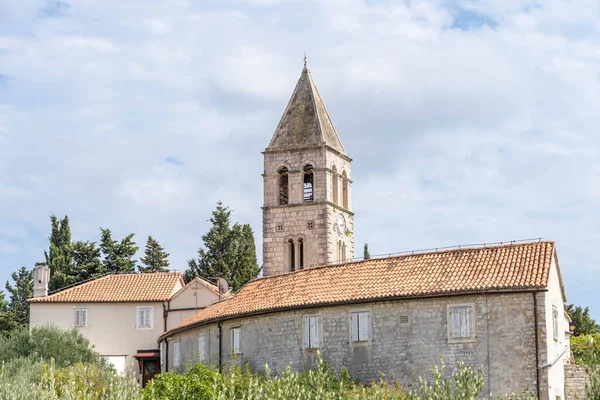 Vis, Hırvatistan - 18 Ağustos 2020: Eski kasaba yarımadasındaki St. Jeronima kilisesinin saat kulesi — Stok fotoğraf