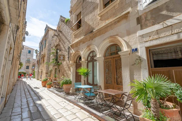 Vis, Hırvatistan - 19 Ağustos 2020: Yaz mevsiminde liman yakınlarındaki eski şehir caddesi geçidi