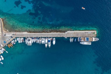 Hırvatistan 'ın Vis Adası' ndaki Komiza limanının havadan çekimleri yapıldı.