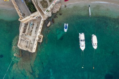 Güneş doğmadan önce Coratia 'daki Vis Adası' ndaki Komiza 'daki Gusarica plajı yakınlarındaki yatların insansız hava aracı görüntüsü.