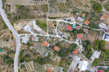 Hırvatistan 'ın Vis Adası' ndaki tepede bulunan Komiza kasabasının insansız hava aracı görüntüleri, güneş doğmadan önce çekildi.