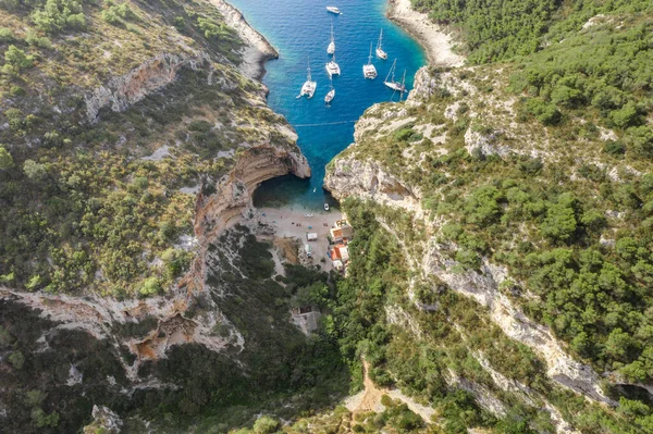 Flygdrönare skott av ikoniska Stiniva vik stranden vid Adriatiska havet på Vis Island i Kroatien sommar — Stockfoto