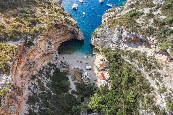 Hırvatistan 'ın Vis Adası' ndaki Adriyatik Denizi 'nin ikonik Stiniva Koyu sahilinin hava insansız hava aracı görüntüleri