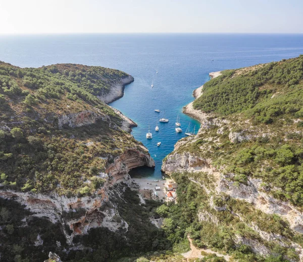 Flygdrönare skott av ikoniska Stiniva vik stranden vid Adriatiska havet på Vis Island i Kroatien sommar — Stockfoto