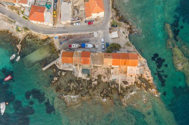 Hırvatistan 'ın Vis Adası' ndaki Komiza kasabasının kıyı şeridini gün batımında havadan görüntülediler