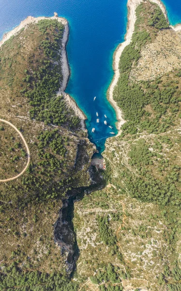 Flyg overhead drönare skott av Stiniva dold vik stranden i Adriatiska havet på Vis Island i Kroatien på sommaren — Stockfoto