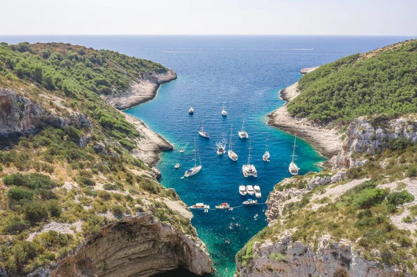 Flygfoto av båtar båtar vid Stiniva vik stranden vid Adriatiska havet på Vis Island i Kroatien sommar — Stockfoto