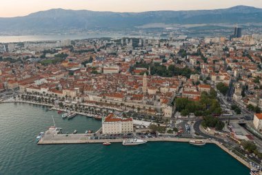 Split, Hırvatistan - 13 Ağustos 2020: Eski şehir limanı rivasının gün batımında havadan insansız hava aracı çekimi