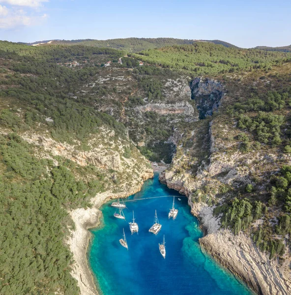 Flygdrönare skott av ikoniska Stiniva vik stranden vid Adriatiska havet på Vis Island i Kroatien sommar — Stockfoto