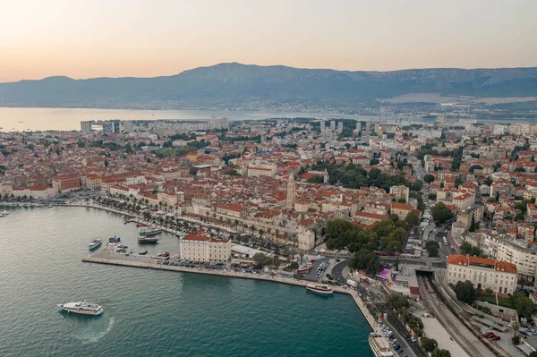 Hırvatistan 'ın Split kentindeki liman rivası tarafından günbatımında Diocletian Sarayı' nın insansız hava aracı görüntüsü — Stok fotoğraf