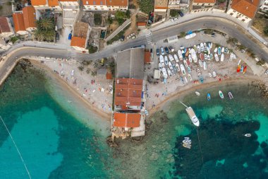 Hırvatistan 'ın Vis Adası' ndaki Komiza şehir plajının gün batımında havadan çekimleri tamamlandı