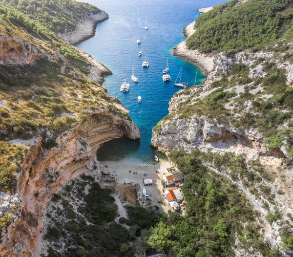 Flygdrönare skott av ikoniska Stiniva vik stranden vid Adriatiska havet på Vis Island i Kroatien sommar — Stockfoto