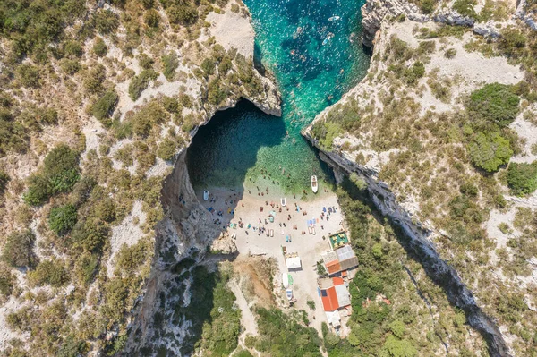 Flyg overhead drönare skott av turister simma solbad på Stiniva stranden på Vis Island i Kroatien sommar — Stockfoto