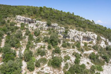 Hırvatistan 'ın Vis Adası' ndaki Josip Broz 'daki Titos Mağarası' nın hava aracı görüntüsü