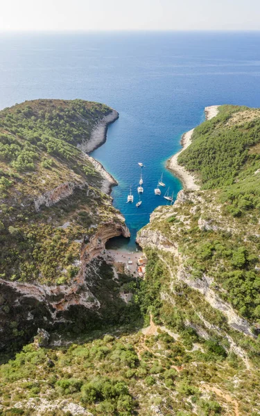 Flygdrönare skott av ikoniska Stiniva vik stranden vid Adriatiska havet på Vis Island i Kroatien sommar — Stockfoto