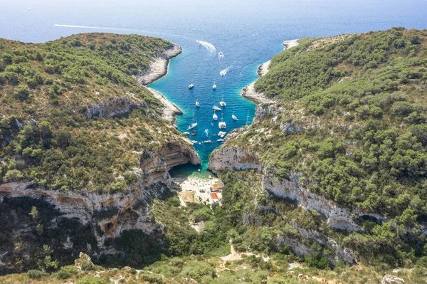 Flygdrönare skott av båtar vid Stiniva vik stranden vid Adriatiska havet på Vis Island i Kroatien sommar — Stockfoto
